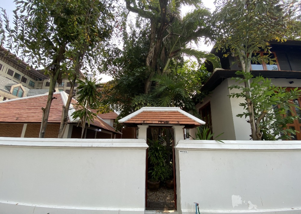 For RentHouseSukhumvit, Asoke, Thonglor : Newly Renovated House in Resort Style in Phrom Phong ** NO CO-AGENT ** 蓬鹏区域全新度假式别墅