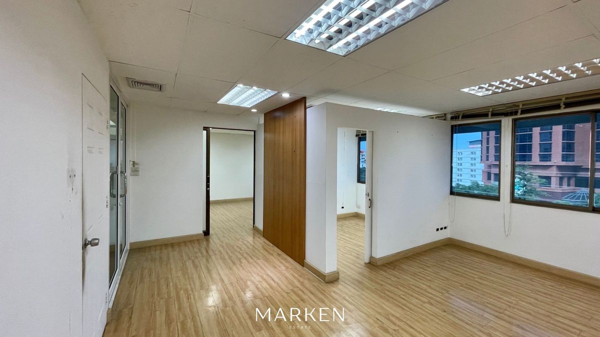 For RentOfficeRatchadapisek, Huaikwang, Suttisan : For Rent: Partially Fitted Office Space with Meeting Room in Ratchadapisek, Near MRT Huai Khwang
