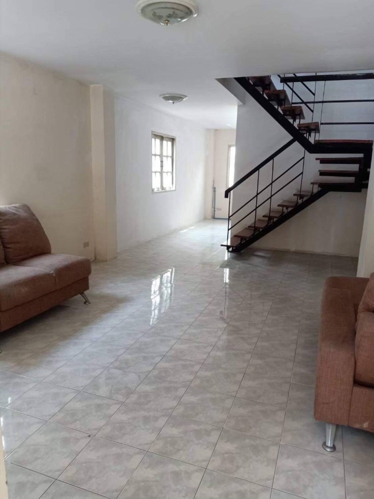 For SaleTownhomePattanakan, Srinakarin : 3 -story townhome for sale, Thai silk village Srinakarin 40 (Baan Mai Thai Srinakarin40) opposite the Seacon Square Code: T8116