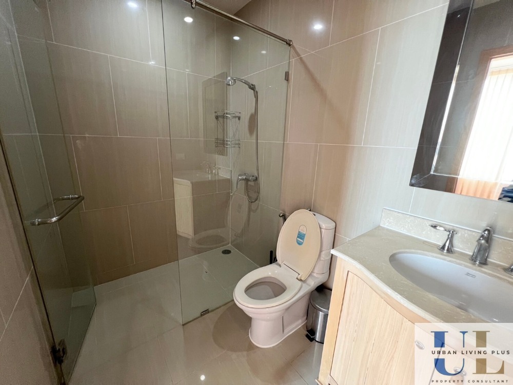 For RentCondoSathorn, Narathiwat : ( UL2502135 ) Tel/Line 096-2479369 / FOR RENT The Empire Place 3 bedroom 3 bathroom 1 maid 156 Sq.M. Ready to move in