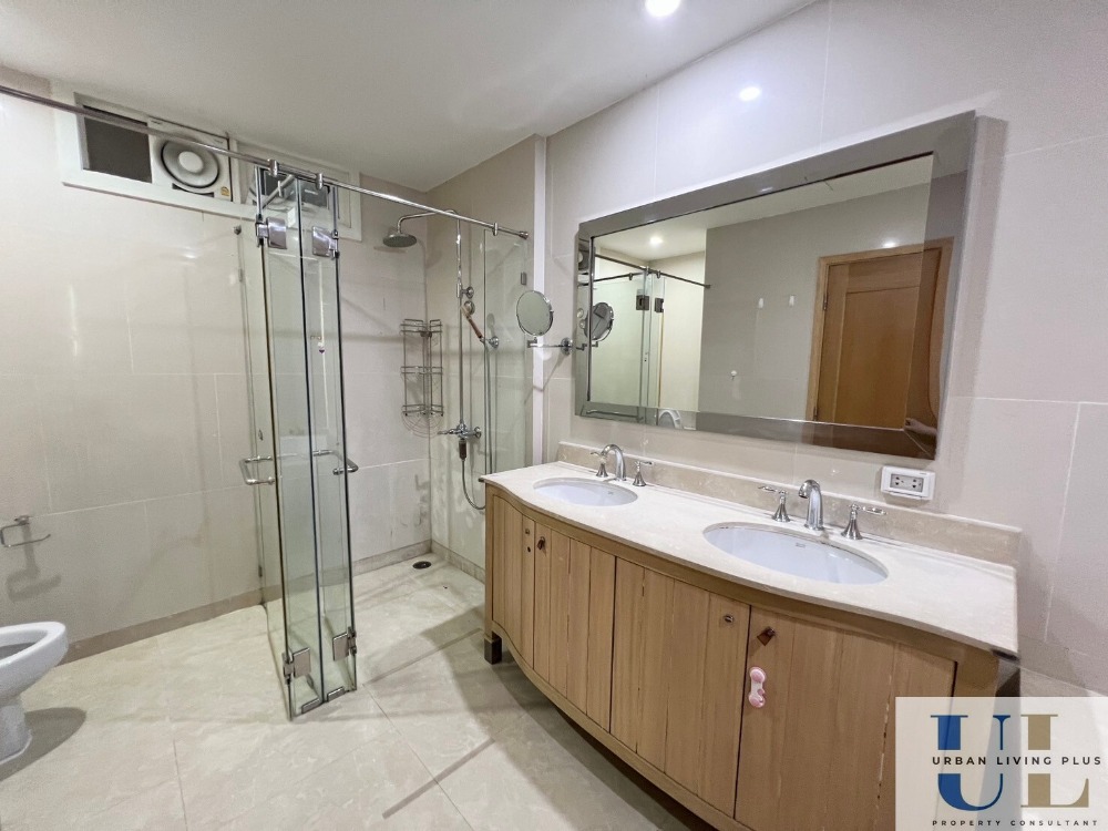 For RentCondoSathorn, Narathiwat : ( UL2502135 ) Tel/Line 096-2479369 / FOR RENT The Empire Place 3 bedroom 3 bathroom 1 maid 156 Sq.M. Ready to move in