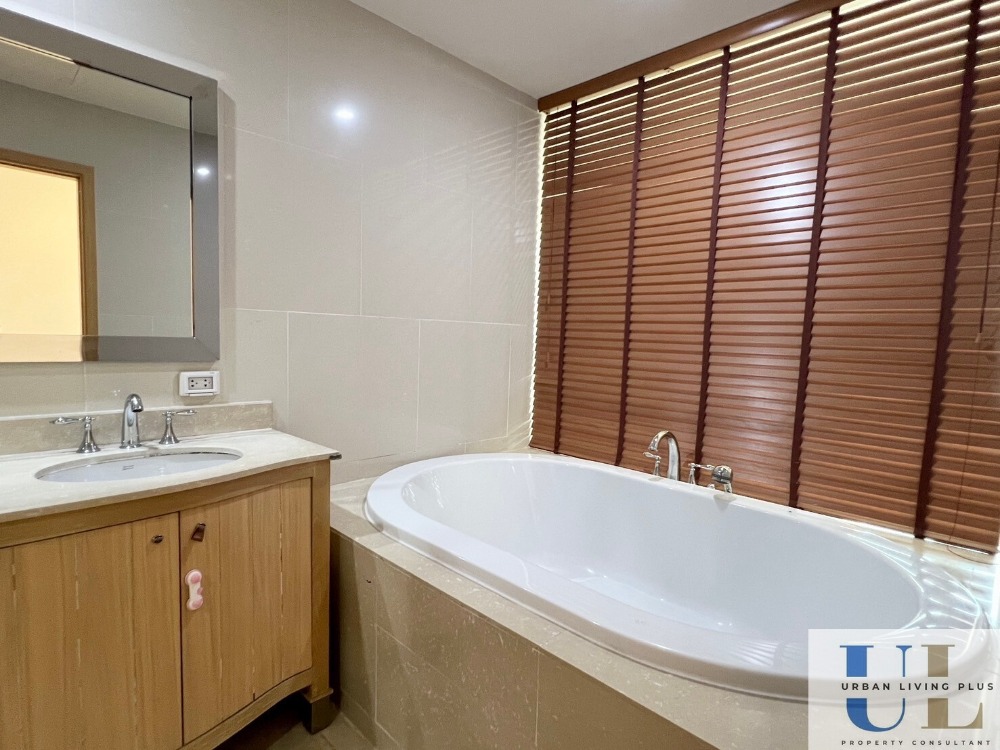 For RentCondoSathorn, Narathiwat : ( UL2502135 ) Tel/Line 096-2479369 / FOR RENT The Empire Place 3 bedroom 3 bathroom 1 maid 156 Sq.M. Ready to move in