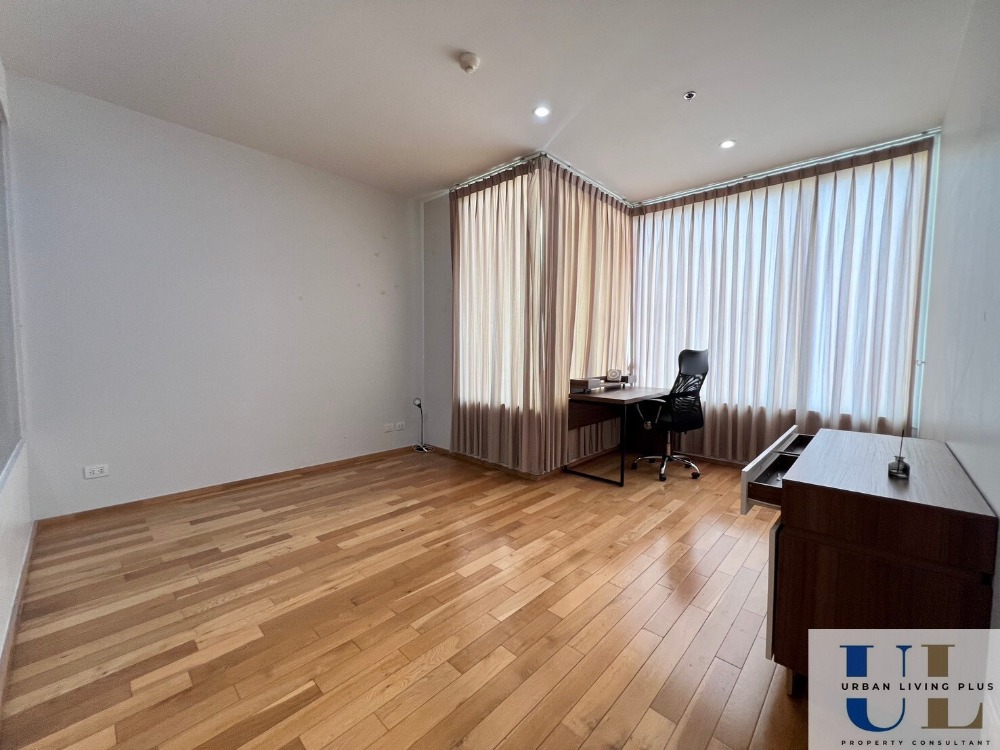 For RentCondoSathorn, Narathiwat : ( UL2502135 ) Tel/Line 096-2479369 / FOR RENT The Empire Place 3 bedroom 3 bathroom 1 maid 156 Sq.M. Ready to move in