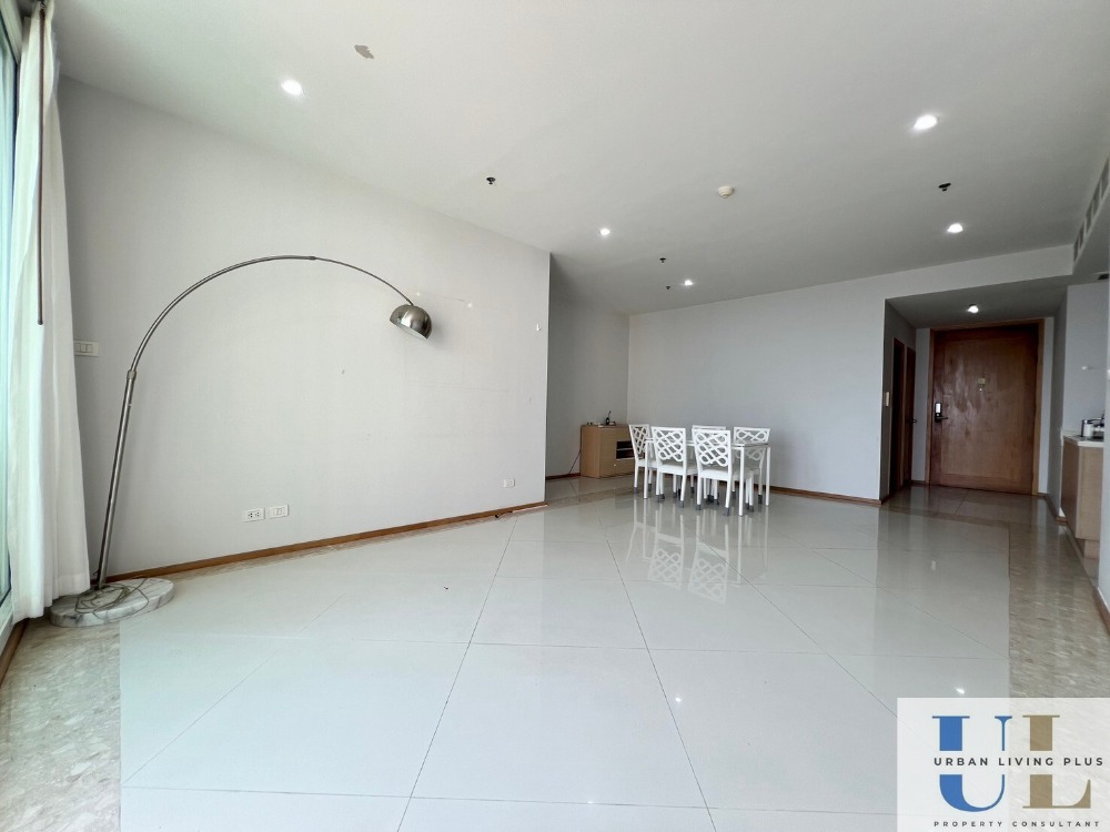 For RentCondoSathorn, Narathiwat : ( UL2502135 ) Tel/Line 096-2479369 / FOR RENT The Empire Place 3 bedroom 3 bathroom 1 maid 156 Sq.M. Ready to move in