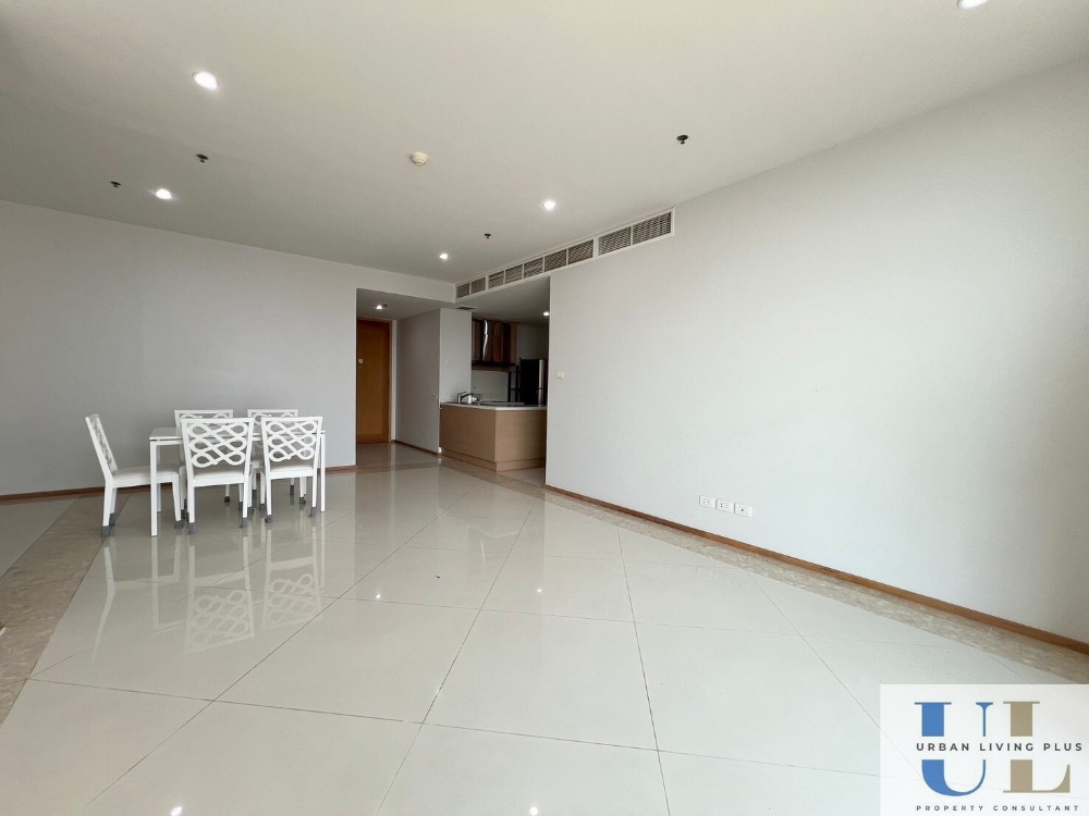 For RentCondoSathorn, Narathiwat : ( UL2502135 ) Tel/Line 096-2479369 / FOR RENT The Empire Place 3 bedroom 3 bathroom 1 maid 156 Sq.M. Ready to move in