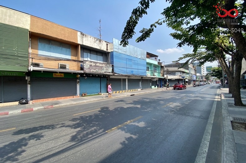 For SaleShop HouseRatchadapisek, Huaikwang, Suttisan : 2 -storey commercial building for sale, 21 square meters, next to Sutthisan Road, Soi Inthamara 11