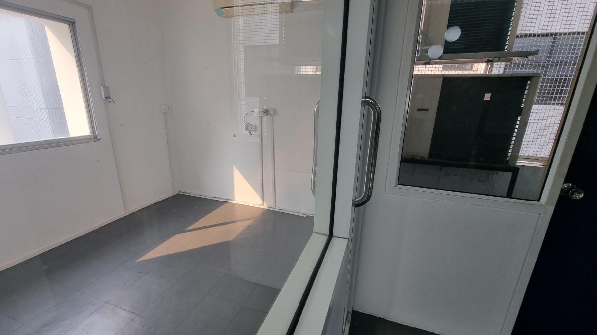 For RentOfficeSukhumvit, Asoke, Thonglor : Office in the heart of Thonglor For rent 320 square meters, ready to use the room. There is a bathroom.