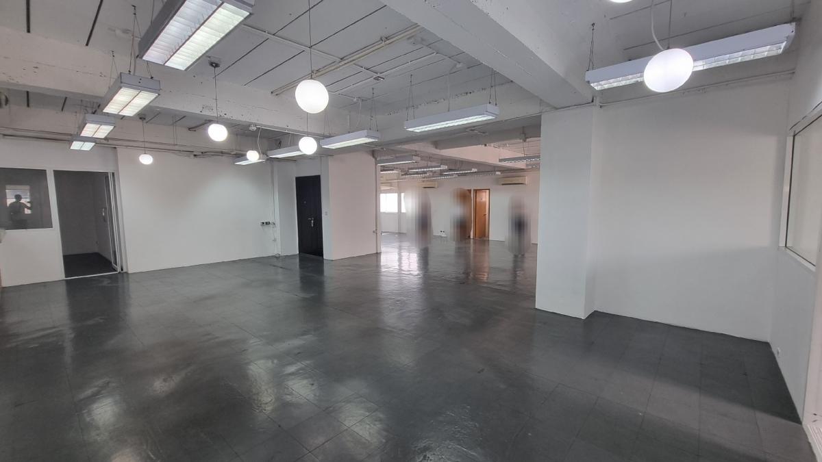 For RentOfficeSukhumvit, Asoke, Thonglor : Office in the heart of Thonglor For rent 320 square meters, ready to use the room. There is a bathroom.