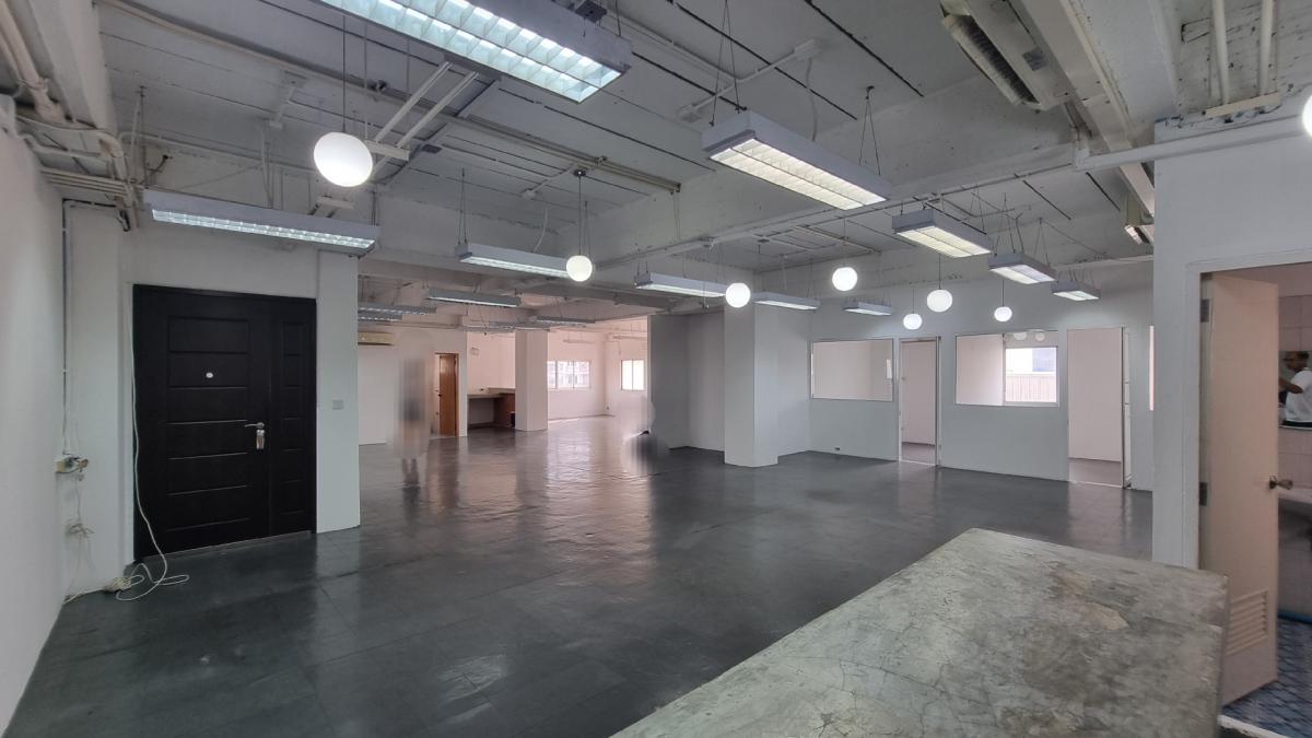ให้เช่าสำนักงานสุขุมวิท อโศก ทองหล่อ : Office ใจกลางทองหล่อ ให้เช่าออฟฟิศ 320 ตารางเมตร พร้อมใช้งานกั้นห้องให้เรียบร้อย มีห้องน้ำในตัว