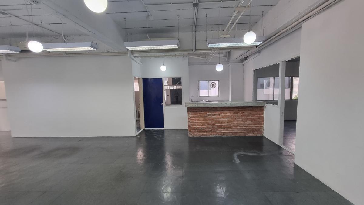 For RentOfficeSukhumvit, Asoke, Thonglor : Office in the heart of Thonglor For rent 320 square meters, ready to use the room. There is a bathroom.