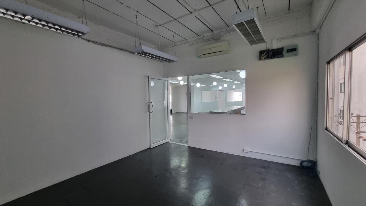For RentOfficeSukhumvit, Asoke, Thonglor : Office in the heart of Thonglor For rent 320 square meters, ready to use the room. There is a bathroom.