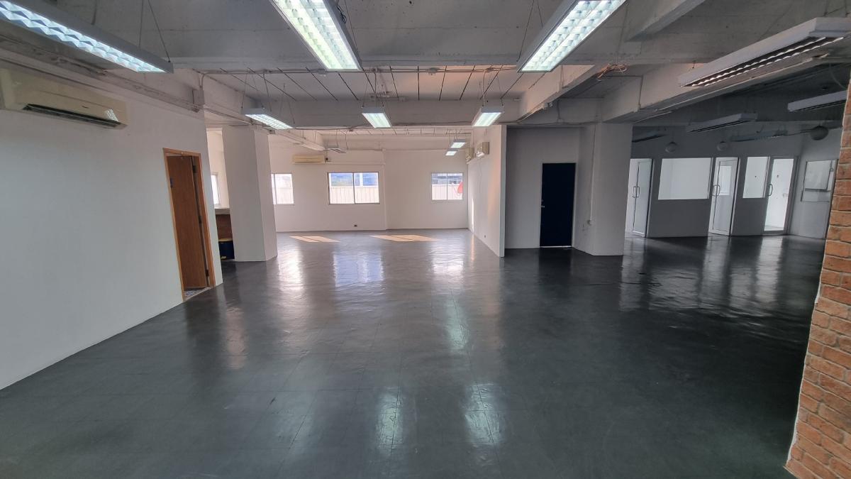 For RentOfficeSukhumvit, Asoke, Thonglor : Office in the heart of Thonglor For rent 320 square meters, ready to use the room. There is a bathroom.