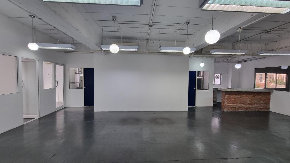 For RentOfficeSukhumvit, Asoke, Thonglor : Office in the heart of Thonglor For rent 320 square meters, ready to use the room. There is a bathroom.