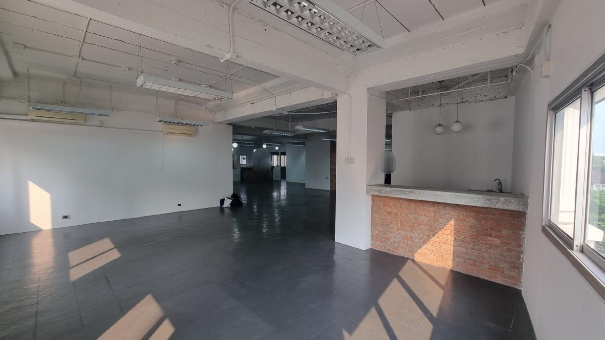 For RentOfficeSukhumvit, Asoke, Thonglor : Office in the heart of Thonglor For rent 320 square meters, ready to use the room. There is a bathroom.