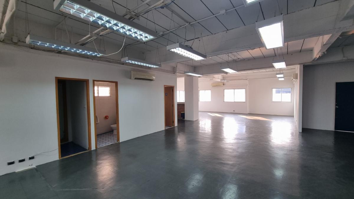 For RentOfficeSukhumvit, Asoke, Thonglor : Office in the heart of Thonglor For rent 320 square meters, ready to use the room. There is a bathroom.