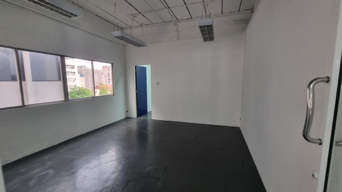 For RentOfficeSukhumvit, Asoke, Thonglor : Office in the heart of Thonglor For rent 320 square meters, ready to use the room. There is a bathroom.