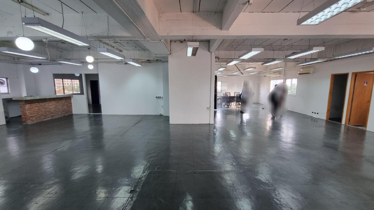For RentOfficeSukhumvit, Asoke, Thonglor : Office in the heart of Thonglor For rent 320 square meters, ready to use the room. There is a bathroom.