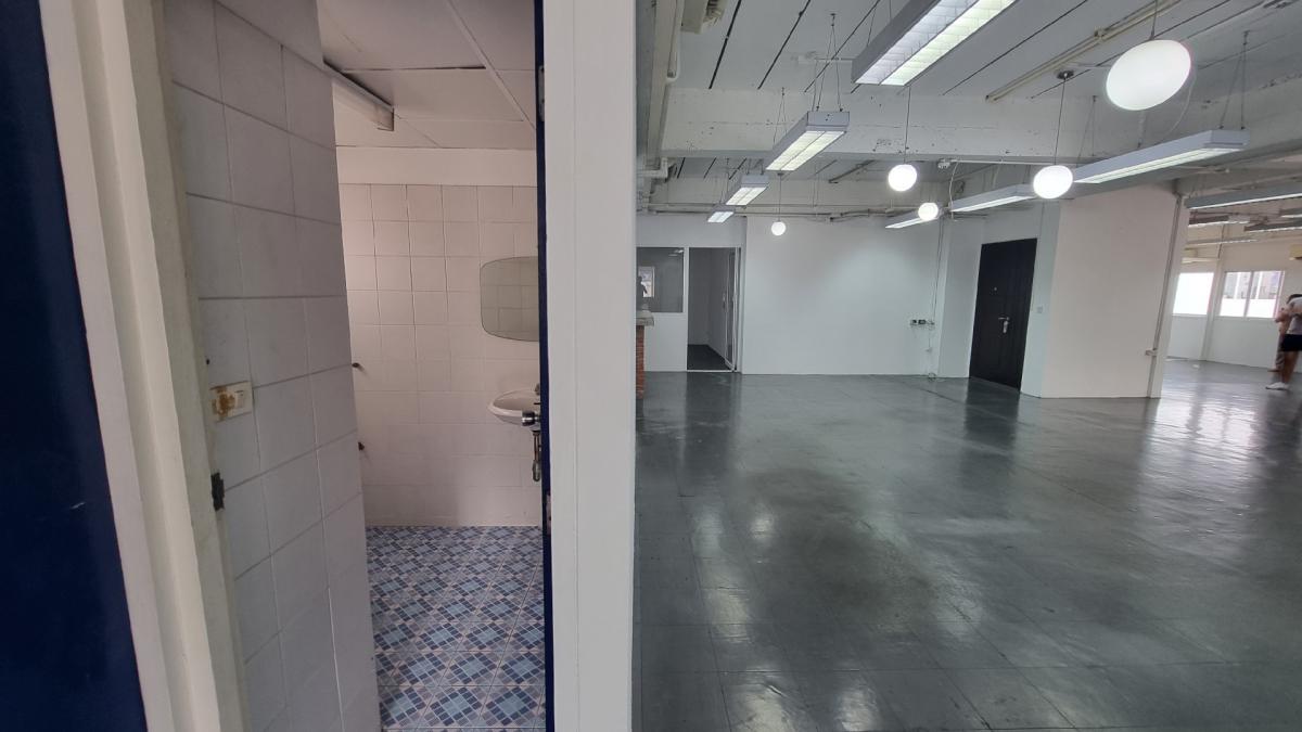 For RentOfficeSukhumvit, Asoke, Thonglor : Office in the heart of Thonglor For rent 320 square meters, ready to use the room. There is a bathroom.