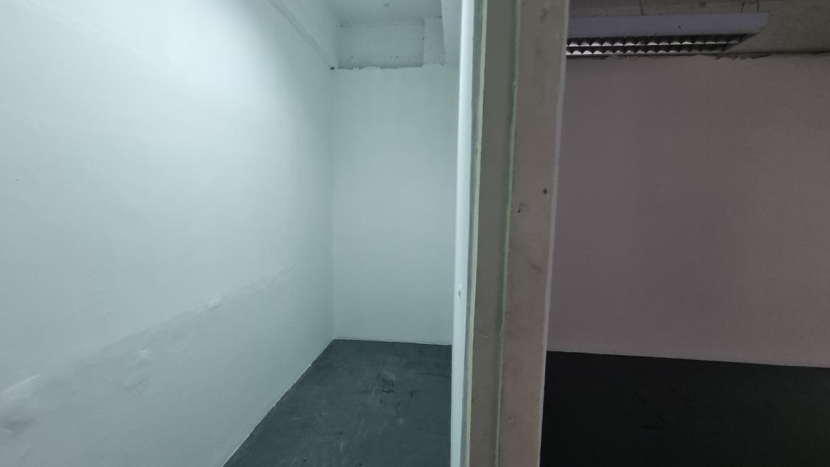 For RentOfficeSukhumvit, Asoke, Thonglor : Office in the heart of Thonglor For rent 320 square meters, ready to use the room. There is a bathroom.