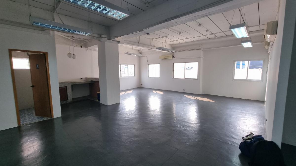 For RentOfficeSukhumvit, Asoke, Thonglor : Office in the heart of Thonglor For rent 320 square meters, ready to use the room. There is a bathroom.