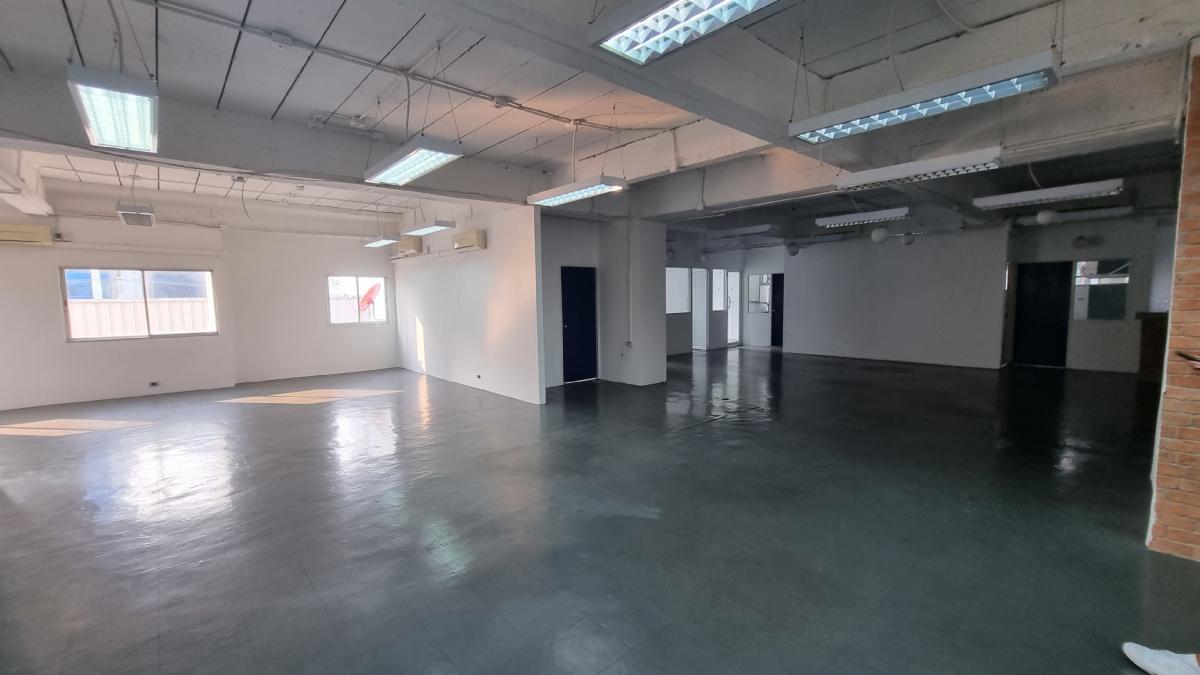 For RentOfficeSukhumvit, Asoke, Thonglor : Office in the heart of Thonglor For rent 320 square meters, ready to use the room. There is a bathroom.