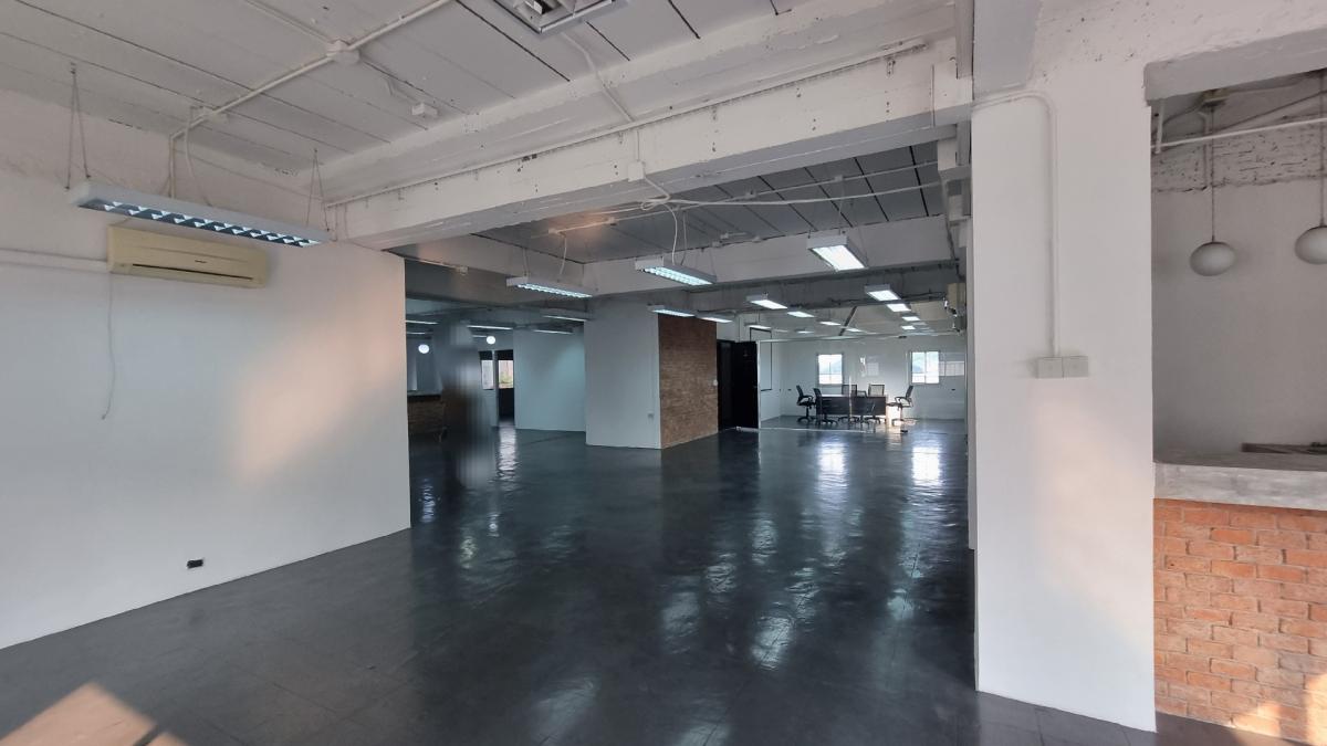 For RentOfficeSukhumvit, Asoke, Thonglor : Office in the heart of Thonglor For rent 320 square meters, ready to use the room. There is a bathroom.