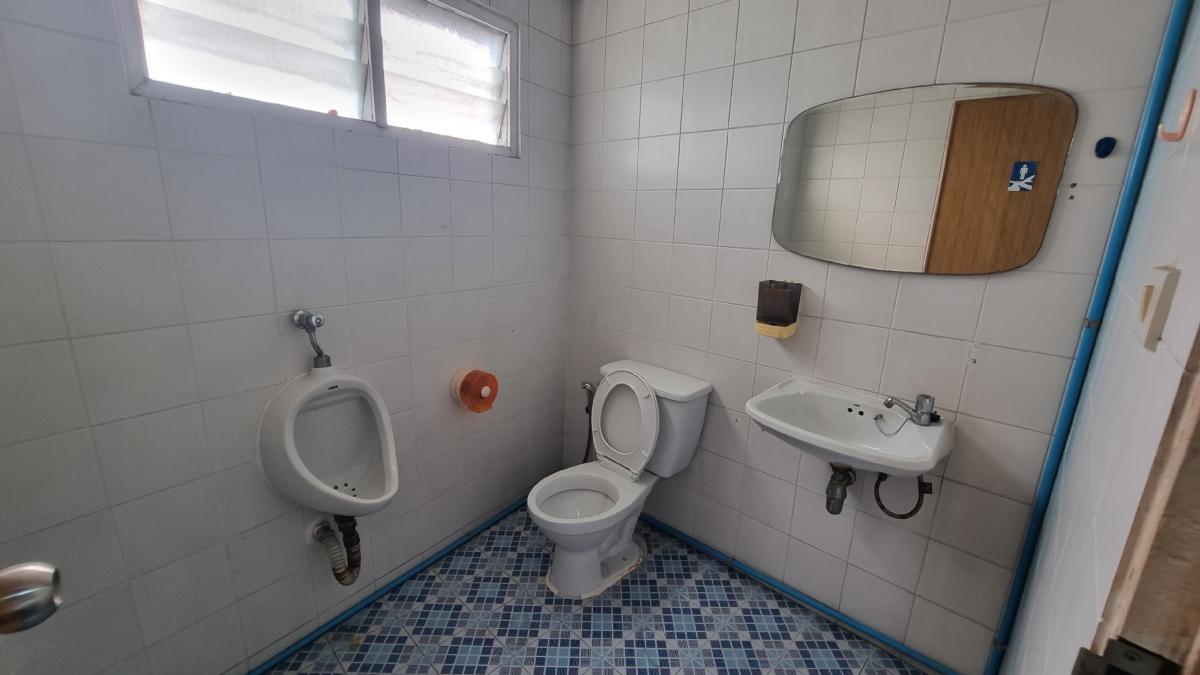 For RentOfficeSukhumvit, Asoke, Thonglor : Office in the heart of Thonglor For rent 320 square meters, ready to use the room. There is a bathroom.