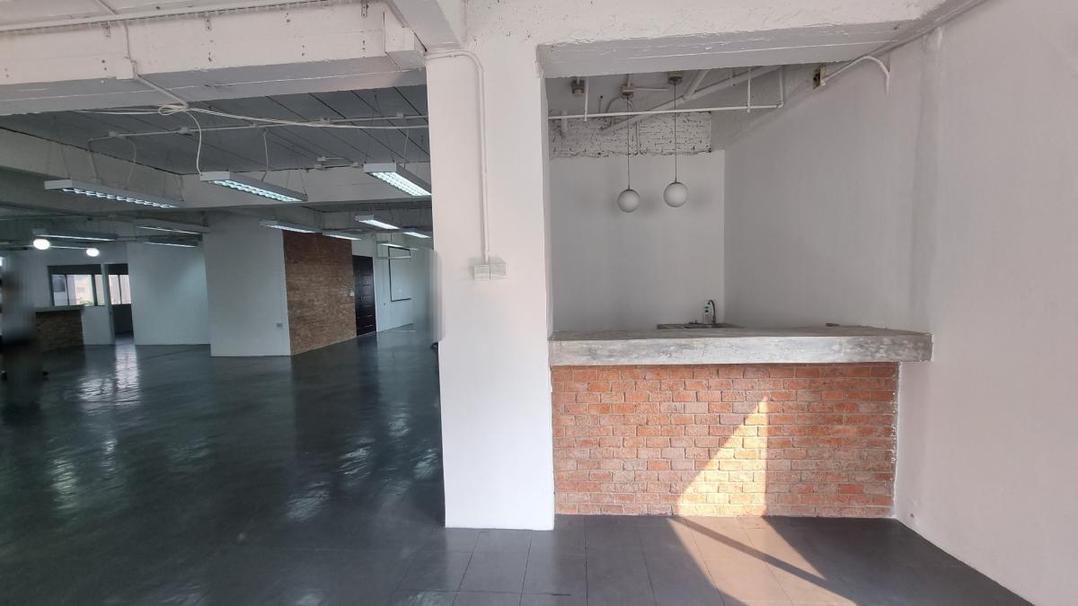 For RentOfficeSukhumvit, Asoke, Thonglor : Office in the heart of Thonglor For rent 320 square meters, ready to use the room. There is a bathroom.