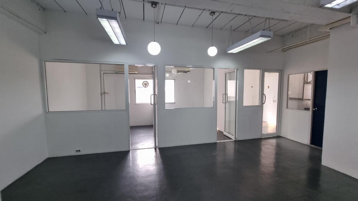For RentOfficeSukhumvit, Asoke, Thonglor : Office in the heart of Thonglor For rent 320 square meters, ready to use the room. There is a bathroom.