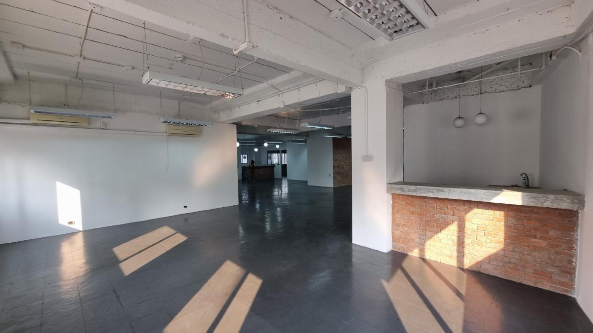 For RentOfficeSukhumvit, Asoke, Thonglor : Office in the heart of Thonglor For rent 320 square meters, ready to use the room. There is a bathroom.