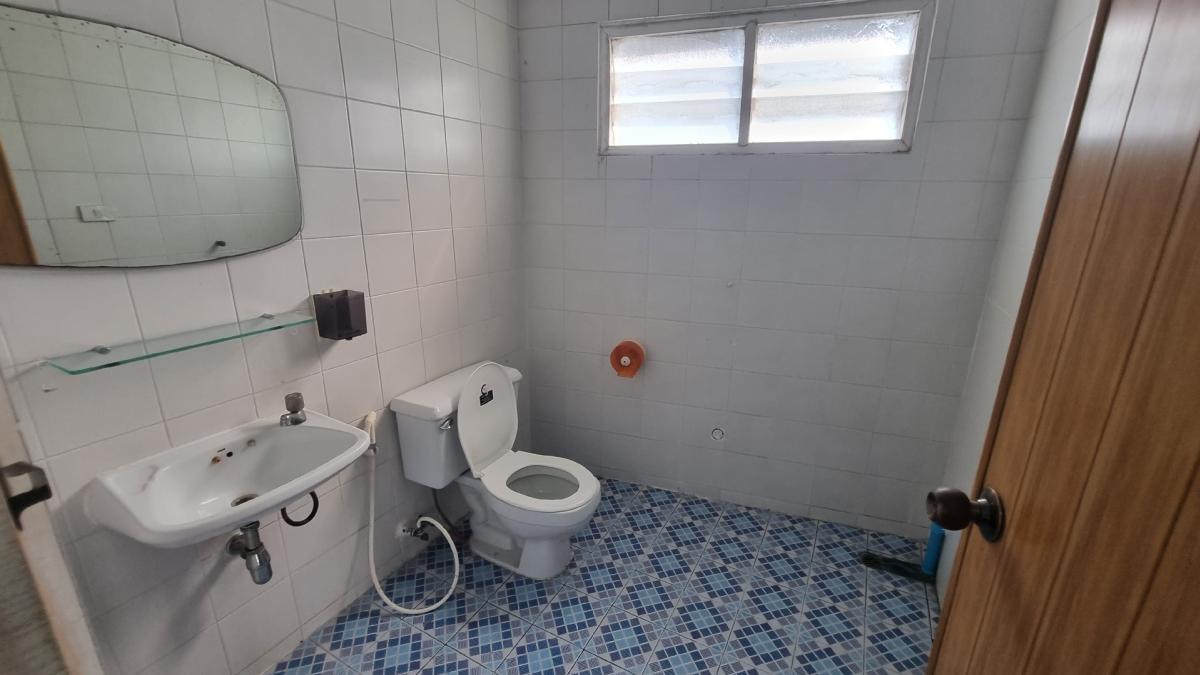 For RentOfficeSukhumvit, Asoke, Thonglor : Office in the heart of Thonglor For rent 320 square meters, ready to use the room. There is a bathroom.