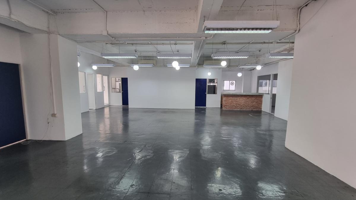 For RentOfficeSukhumvit, Asoke, Thonglor : Office in the heart of Thonglor For rent 320 square meters, ready to use the room. There is a bathroom.