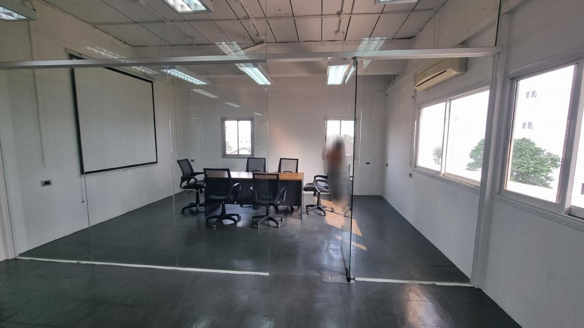 For RentOfficeSukhumvit, Asoke, Thonglor : Office in the heart of Thonglor For rent 320 square meters, ready to use the room. There is a bathroom.