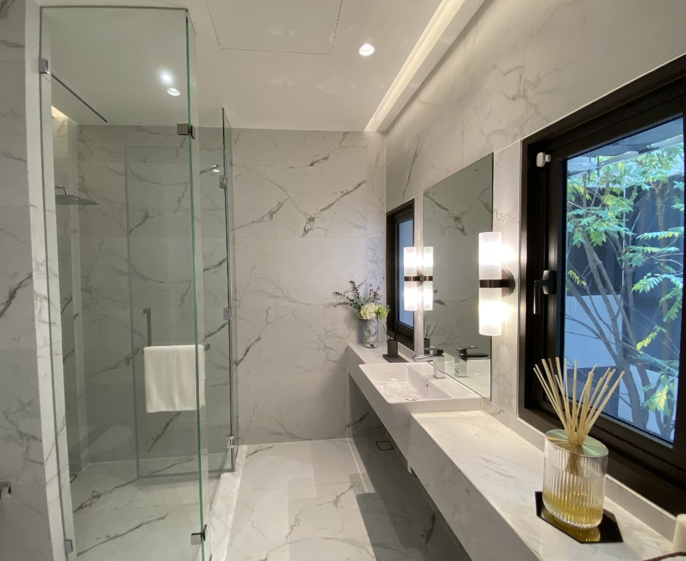 For SaleHousePattanakan, Srinakarin : Brand-new luxury home in an exclusive development near Phatthanakan - Sukhumvit 坐落于Phatthanakan - Sukhumvit 附近尊贵社区的全新奢华别墅