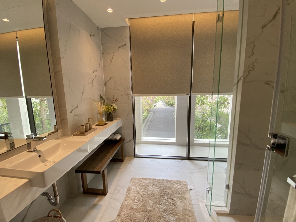 For SaleHousePattanakan, Srinakarin : Brand-new luxury home in an exclusive development near Phatthanakan - Sukhumvit 坐落于Phatthanakan - Sukhumvit 附近尊贵社区的全新奢华别墅