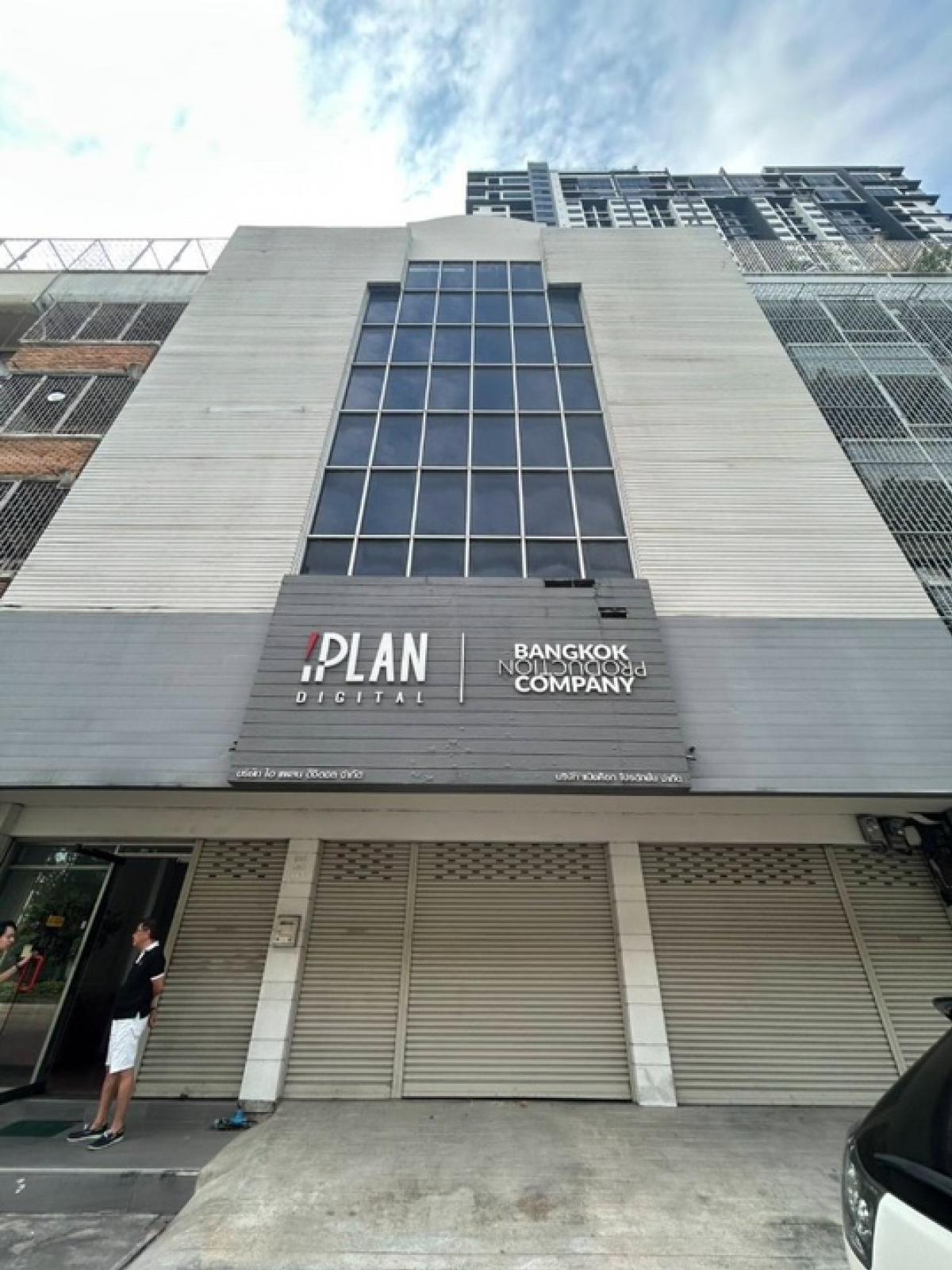 For RentShop HouseWongwianyai, Charoennakor : 🔥 Golden back, fast capital, good income! Rent a commercial building on the main road near Icon Siam and BTS Krung Thon Buri 🔥