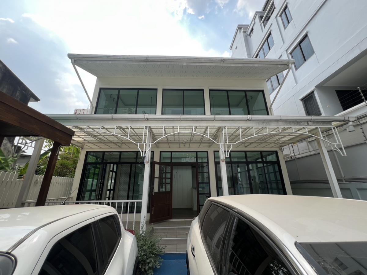 ให้เช่าร้านค้า/ตลาดนัดสุขุมวิท อโศก ทองหล่อ : ปล่อยเช่า อาคารเชิงพาณิชย์ 2 ชั้น ตึกเดี่ยว (Stand Alone Building) ที่จอดรถ 3 คัน และใกล้เคียง สถานที่ ซอยเอกมัย สุขุมวิท 63 เชื่อมต่อ ทองหล่อ และปรีดีพนมยงค์ , เหมาะเช่าทำธุรกิจ