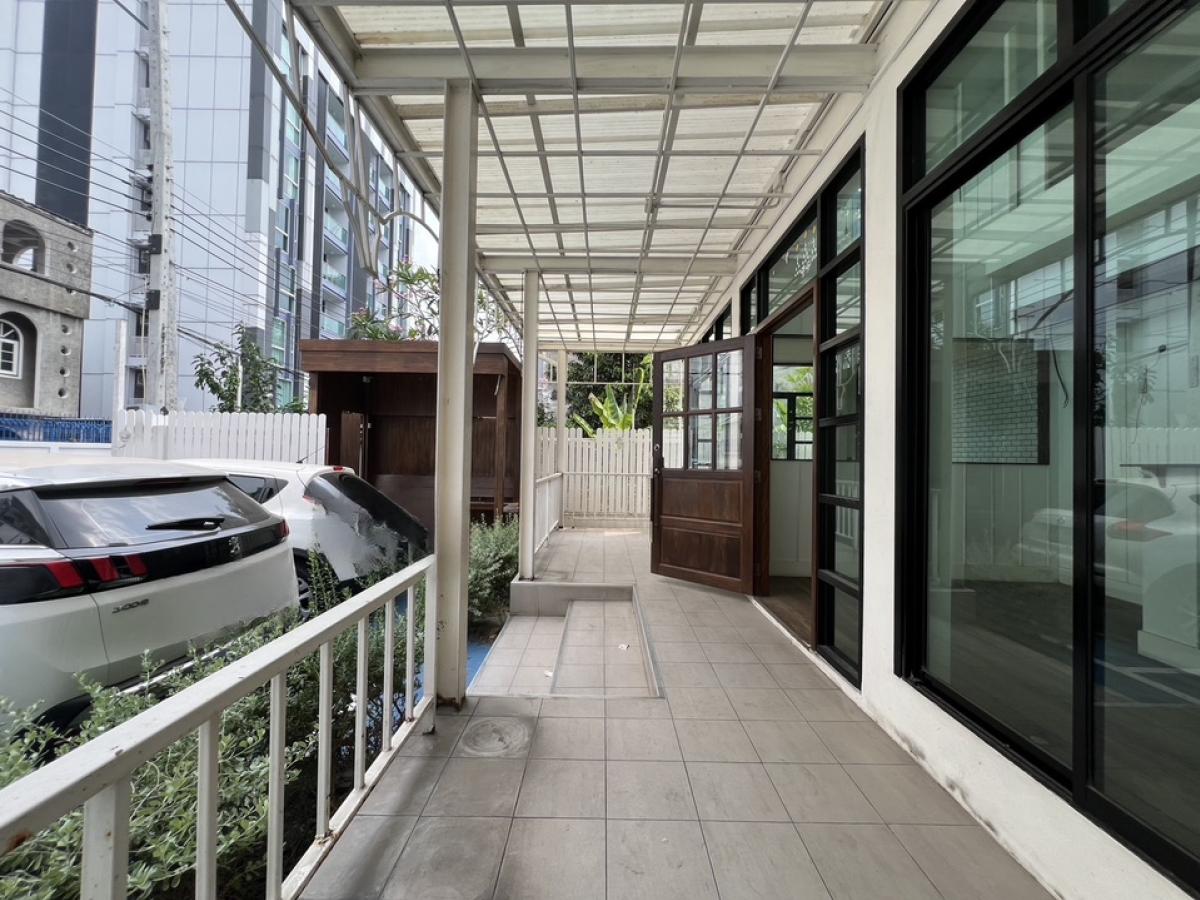 ให้เช่าร้านค้า/ตลาดนัดสุขุมวิท อโศก ทองหล่อ : ปล่อยเช่า อาคารเชิงพาณิชย์ 2 ชั้น ตึกเดี่ยว (Stand Alone Building) ที่จอดรถ 3 คัน และใกล้เคียง สถานที่ ซอยเอกมัย สุขุมวิท 63 เชื่อมต่อ ทองหล่อ และปรีดีพนมยงค์ , เหมาะเช่าทำธุรกิจ