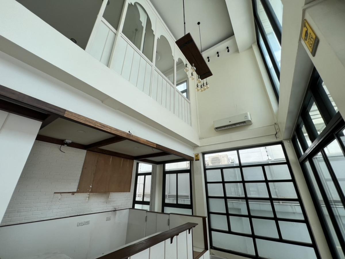 ให้เช่าร้านค้า/ตลาดนัดสุขุมวิท อโศก ทองหล่อ : ปล่อยเช่า อาคารเชิงพาณิชย์ 2 ชั้น ตึกเดี่ยว (Stand Alone Building) ที่จอดรถ 3 คัน และใกล้เคียง สถานที่ ซอยเอกมัย สุขุมวิท 63 เชื่อมต่อ ทองหล่อ และปรีดีพนมยงค์ , เหมาะเช่าทำธุรกิจ