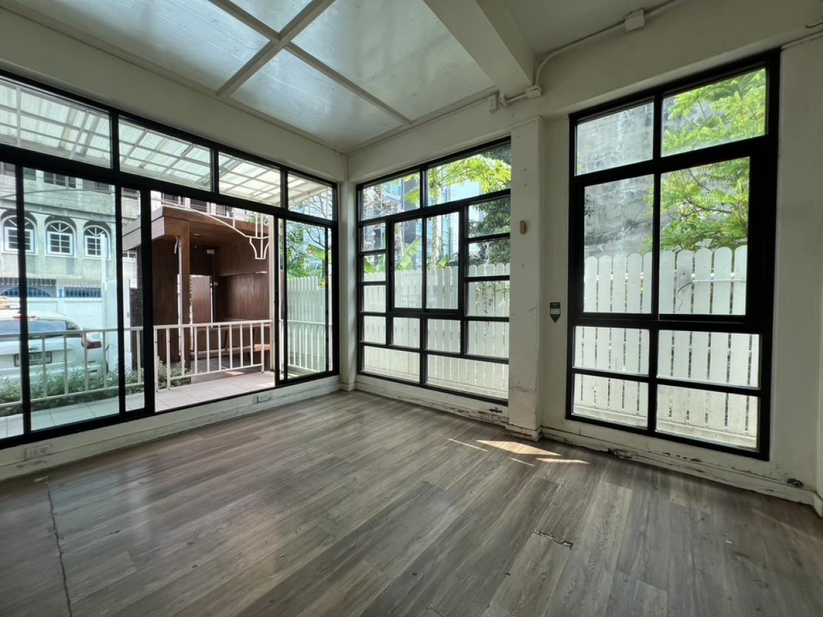 ให้เช่าร้านค้า/ตลาดนัดสุขุมวิท อโศก ทองหล่อ : ปล่อยเช่า อาคารเชิงพาณิชย์ 2 ชั้น ตึกเดี่ยว (Stand Alone Building) ที่จอดรถ 3 คัน และใกล้เคียง สถานที่ ซอยเอกมัย สุขุมวิท 63 เชื่อมต่อ ทองหล่อ และปรีดีพนมยงค์ , เหมาะเช่าทำธุรกิจ