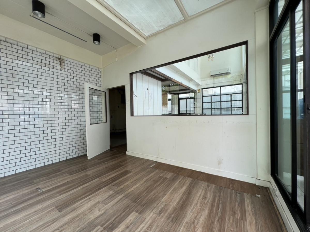 ให้เช่าร้านค้า/ตลาดนัดสุขุมวิท อโศก ทองหล่อ : ปล่อยเช่า อาคารเชิงพาณิชย์ 2 ชั้น ตึกเดี่ยว (Stand Alone Building) ที่จอดรถ 3 คัน และใกล้เคียง สถานที่ ซอยเอกมัย สุขุมวิท 63 เชื่อมต่อ ทองหล่อ และปรีดีพนมยงค์ , เหมาะเช่าทำธุรกิจ