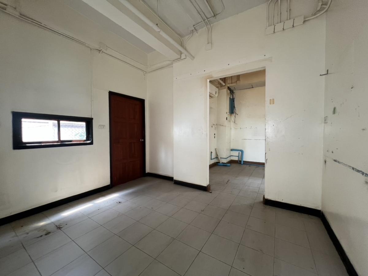 ให้เช่าร้านค้า/ตลาดนัดสุขุมวิท อโศก ทองหล่อ : ปล่อยเช่า อาคารเชิงพาณิชย์ 2 ชั้น ตึกเดี่ยว (Stand Alone Building) ที่จอดรถ 3 คัน และใกล้เคียง สถานที่ ซอยเอกมัย สุขุมวิท 63 เชื่อมต่อ ทองหล่อ และปรีดีพนมยงค์ , เหมาะเช่าทำธุรกิจ