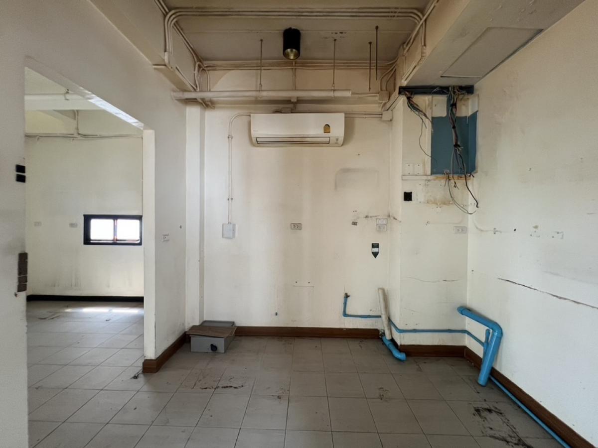 ให้เช่าร้านค้า/ตลาดนัดสุขุมวิท อโศก ทองหล่อ : ปล่อยเช่า อาคารเชิงพาณิชย์ 2 ชั้น ตึกเดี่ยว (Stand Alone Building) ที่จอดรถ 3 คัน และใกล้เคียง สถานที่ ซอยเอกมัย สุขุมวิท 63 เชื่อมต่อ ทองหล่อ และปรีดีพนมยงค์ , เหมาะเช่าทำธุรกิจ