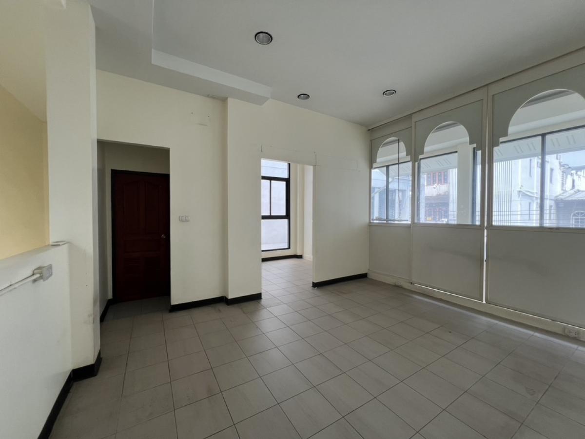 ให้เช่าร้านค้า/ตลาดนัดสุขุมวิท อโศก ทองหล่อ : ปล่อยเช่า อาคารเชิงพาณิชย์ 2 ชั้น ตึกเดี่ยว (Stand Alone Building) ที่จอดรถ 3 คัน และใกล้เคียง สถานที่ ซอยเอกมัย สุขุมวิท 63 เชื่อมต่อ ทองหล่อ และปรีดีพนมยงค์ , เหมาะเช่าทำธุรกิจ