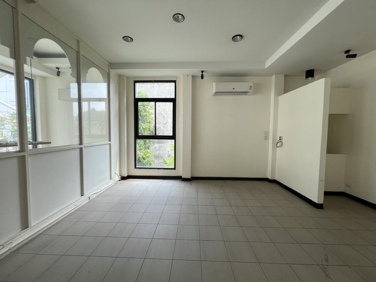 ให้เช่าร้านค้า/ตลาดนัดสุขุมวิท อโศก ทองหล่อ : ปล่อยเช่า อาคารเชิงพาณิชย์ 2 ชั้น ตึกเดี่ยว (Stand Alone Building) ที่จอดรถ 3 คัน และใกล้เคียง สถานที่ ซอยเอกมัย สุขุมวิท 63 เชื่อมต่อ ทองหล่อ และปรีดีพนมยงค์ , เหมาะเช่าทำธุรกิจ