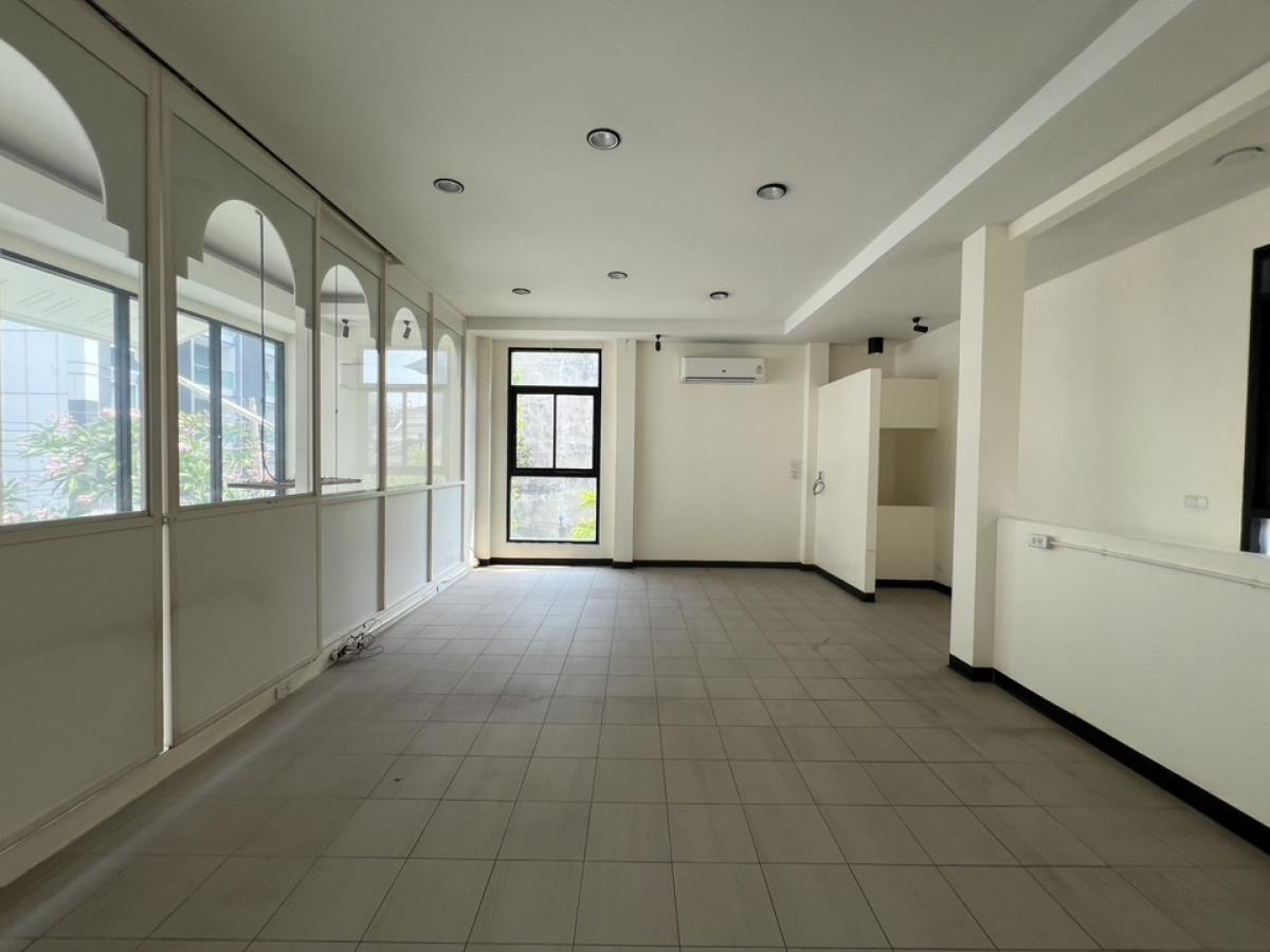 ให้เช่าร้านค้า/ตลาดนัดสุขุมวิท อโศก ทองหล่อ : ปล่อยเช่า อาคารเชิงพาณิชย์ 2 ชั้น ตึกเดี่ยว (Stand Alone Building) ที่จอดรถ 3 คัน และใกล้เคียง สถานที่ ซอยเอกมัย สุขุมวิท 63 เชื่อมต่อ ทองหล่อ และปรีดีพนมยงค์ , เหมาะเช่าทำธุรกิจ