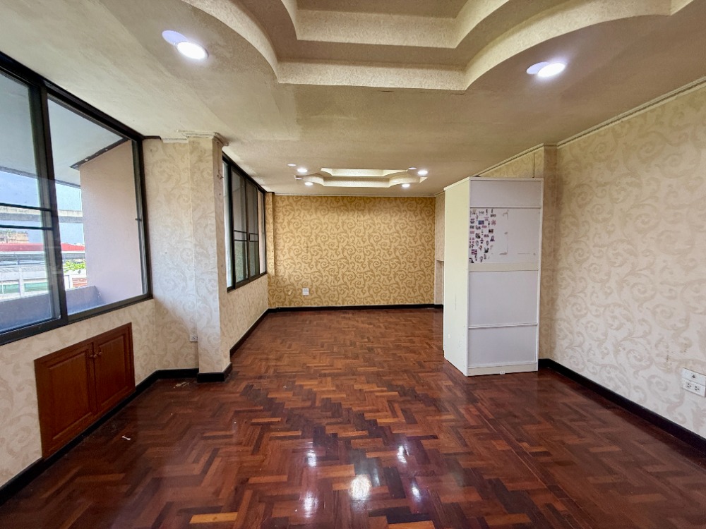 For SaleShop HousePinklao, Charansanitwong : Urgent sale, 3.5 floor commercial building, Soi Sirindhorn 4, Golden Location near Bang Bam Ru 100 meters! 🚆✨