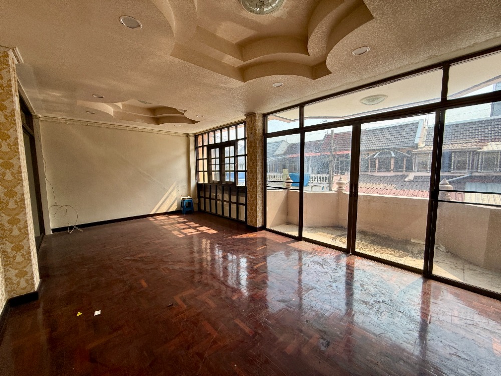 For SaleShop HousePinklao, Charansanitwong : Urgent sale, 3.5 floor commercial building, Soi Sirindhorn 4, Golden Location near Bang Bam Ru 100 meters! 🚆✨