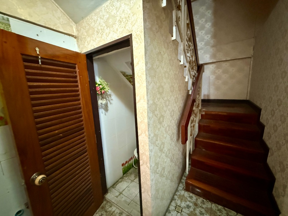 For SaleShop HousePinklao, Charansanitwong : Urgent sale, 3.5 floor commercial building, Soi Sirindhorn 4, Golden Location near Bang Bam Ru 100 meters! 🚆✨