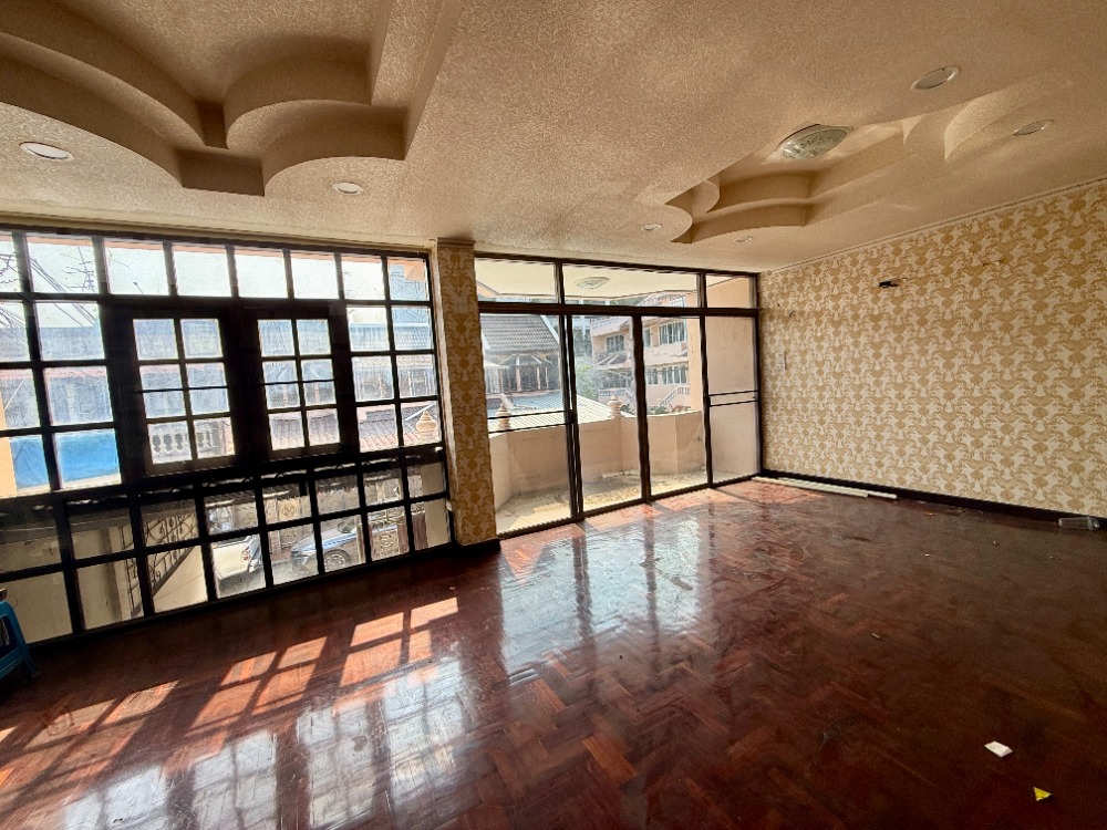 For SaleShop HousePinklao, Charansanitwong : Urgent sale, 3.5 floor commercial building, Soi Sirindhorn 4, Golden Location near Bang Bam Ru 100 meters! 🚆✨